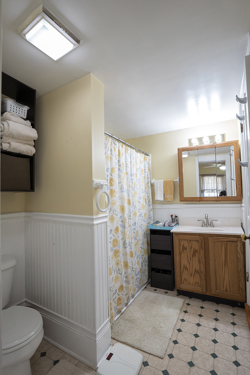 full bath with wainscoting